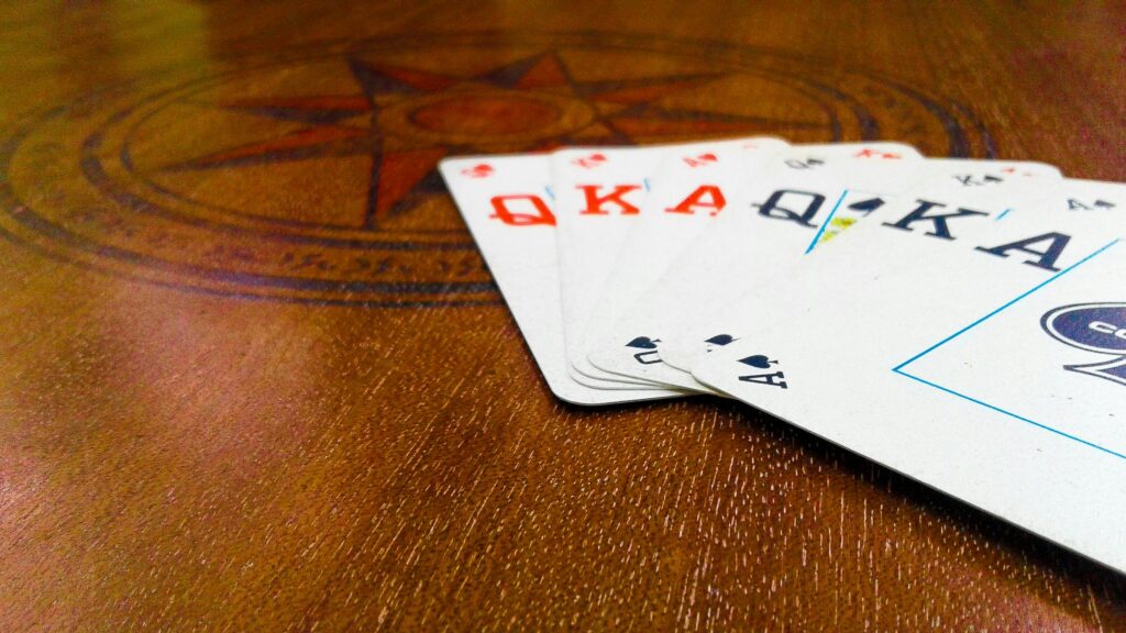 Euchre spielen: Regeln und Anleitung